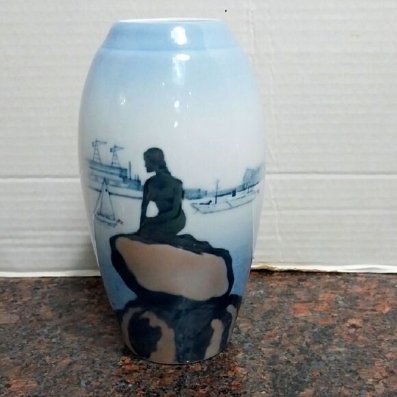 7" Royal Copenhagan Blue and White Ceramic Mermaid Vase. - Picture 1 of 5